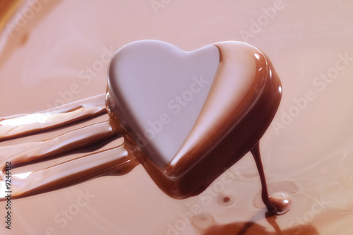 Photo: Chocolate heart dipped into chocolate sauce Chocolate heart dipped into chocolate sauce
