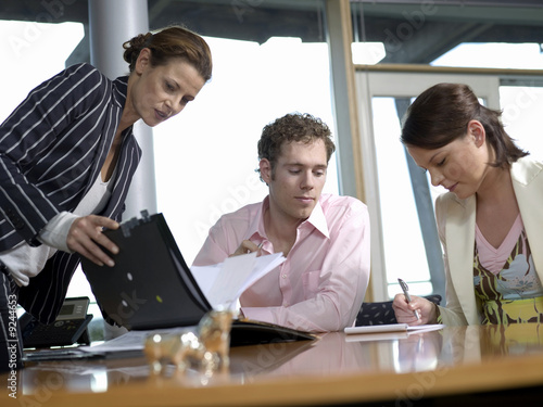Photo: Geschäftsleute, die Diskussion im Büro Geschäftsleute, die Diskussion im Büro