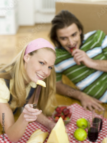 Foto: Couple having break in new flat Couple having break in new flat