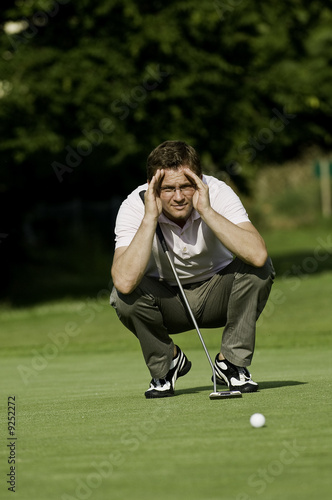 Golfer liest das Grün