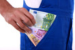 Geld in die Hosentasche