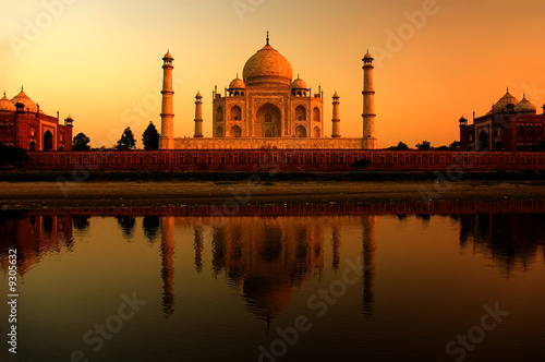 Photo : taj mahal in india during a beautiful sunset taj mahal in india during a beautiful sunset
