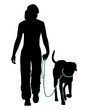 Frau mit Hund an der Leine