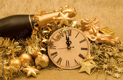 Foto: new year decoration on golden background new year decoration on golden background