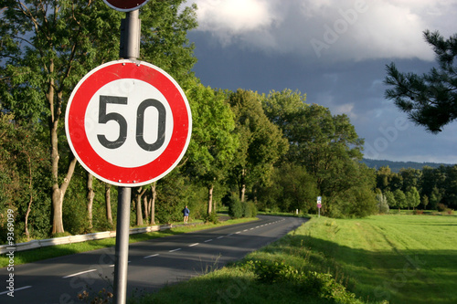 Tempo 50 Straßenschild (Geschwindigkeitsbeschränkung) und Straße
