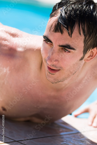 Photo: torse de jeune homme beau séducteur sortant de la piscine torse de jeune homme beau séducteur sortant de la piscine