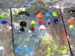 Palette en bois avec peintures à l'huile de toutes les couleurs.