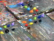 Palette en bois avec peintures à l'huile de toutes les couleurs.
