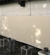 Grande toile à peindre vierge tendue sur un mur.
