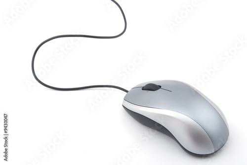 Foto: gray computer mouse with cable on white background gray computer mouse with cable on white background