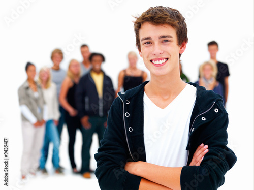 Foto: Happy young boy smiling with friends in the background Happy young boy smiling with friends in the background