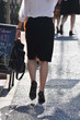 jeune femme pressee  marchant dans la rue