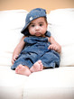 bambino in jeans