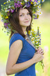Foto: woman smiling with diadem and bunch in field woman smiling with diadem and bunch in field