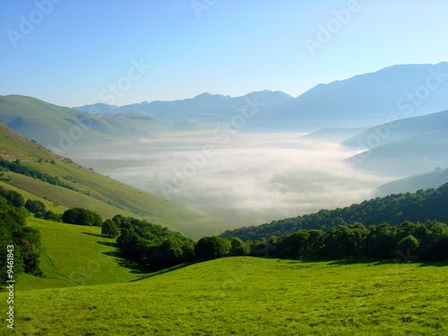 Foto: Tal im Nebel,Parco nationale d Monti Sibillini,Abruzzen,Italien Tal im Nebel,Parco nationale d Monti Sibillini,Abruzzen,Italien