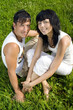 Foto: a young couple having fun in the park a young couple having fun in the park