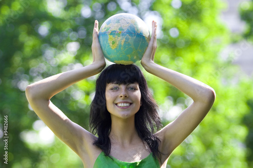 Foto: beautiful brunet woman with global beautiful brunet woman with global