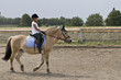 Mädchen auf Pferd bei Reitturnier