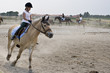 Mädchen auf Pferd bei Reitturnier