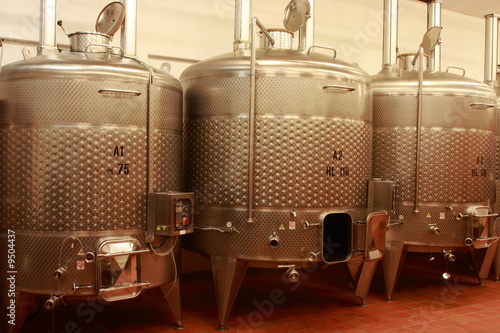 Foto: Edelstahl Tank zur Weinveredelung, Weinkeller, Stahltank Edelstahl Tank zur Weinveredelung, Weinkeller, Stahltank