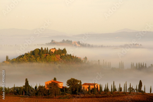 Bauernhöfe ragen aus dem Morgennebel heraus, Toskana Bauernhöfe ragen aus dem Morgennebel heraus, Toskana