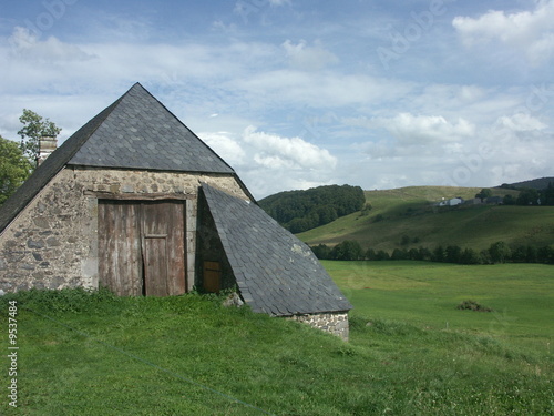 Photo: grange dans le Puy de Dôme grange dans le Puy de Dôme