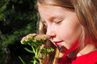 Mädchen mit Blume