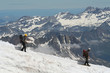 Cordée d'alpinistes sur une crête