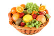 Frisches Obst im Korb, vor weissem Hintergrund