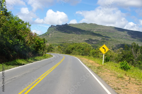 Photo: Route avec virage dans la montagne brésilienne,. Route avec virage dans la montagne brésilienne,.