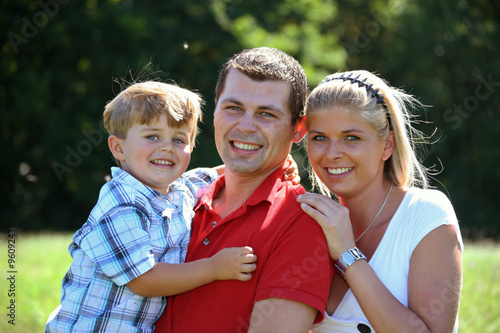 Foto: Junge Familie mit einem Kind Junge Familie mit einem Kind