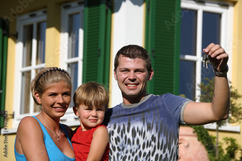 Foto: Junge Familie mit einem Kind Junge Familie mit einem Kind