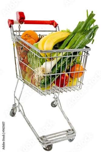 Einkaufswagen mit Obst und Gemüse