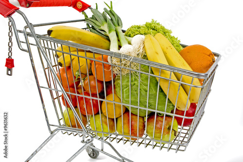 Einkaufswagen mit Obst und Gemüse
