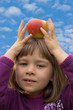 Mädchen mit einem Apfel auf dem Kopf