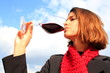 Junge Frau verkostet einen Rotwein, Barolo, Piemont, Italien