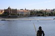 statue devant le fleuve de prague
