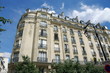 Immeuble de pierre blanche, ciel bleu, Paris.