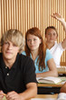 SCHUELERIN IM KLASSENZIMMER, AUFMERKSAM ZUHOEREN