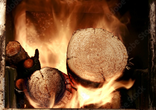 Photo: red flames and firewood energy, hot fire red flames and firewood energy, hot fire