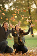 MANN UND FRAU IM HERBSTWALD