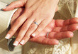 Manos de pareja de novios con los anillos de boda