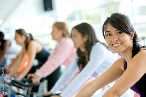 Foto: women at the gym doing cardio exercises women at the gym doing cardio exercises