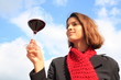 Junge Frau verkostet einen Rotwein, Barolo, Piemont, Italien