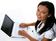 Laptop Junge Frau mit Computer in Sekretariat mit Computer