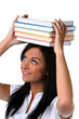 Junge Frau mit einem Bücherstapel am Kopf