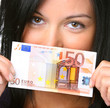 Teenager mit 50 Euro Geldschein