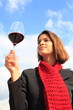 Junge Frau verkostet einen Rotwein, Barolo, Piemont, Italien