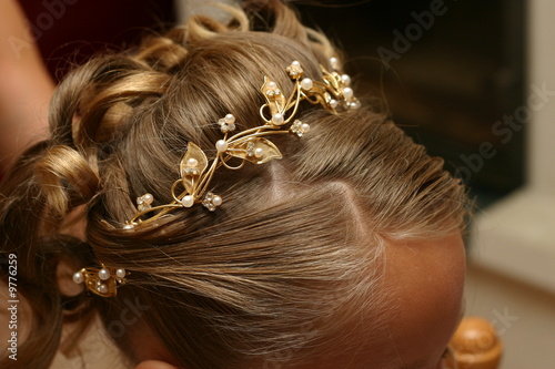 coiffure d'une petite fille pour un mariage