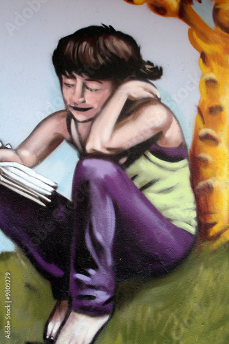 Foto: graffiti muchacha joven leyendo. cultura urbana graffiti muchacha joven leyendo. cultura urbana